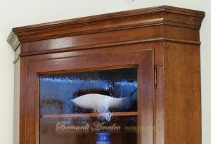 Vetrina angolare di grandi dimensioni realizzata in legno massiccio di noce stile classico